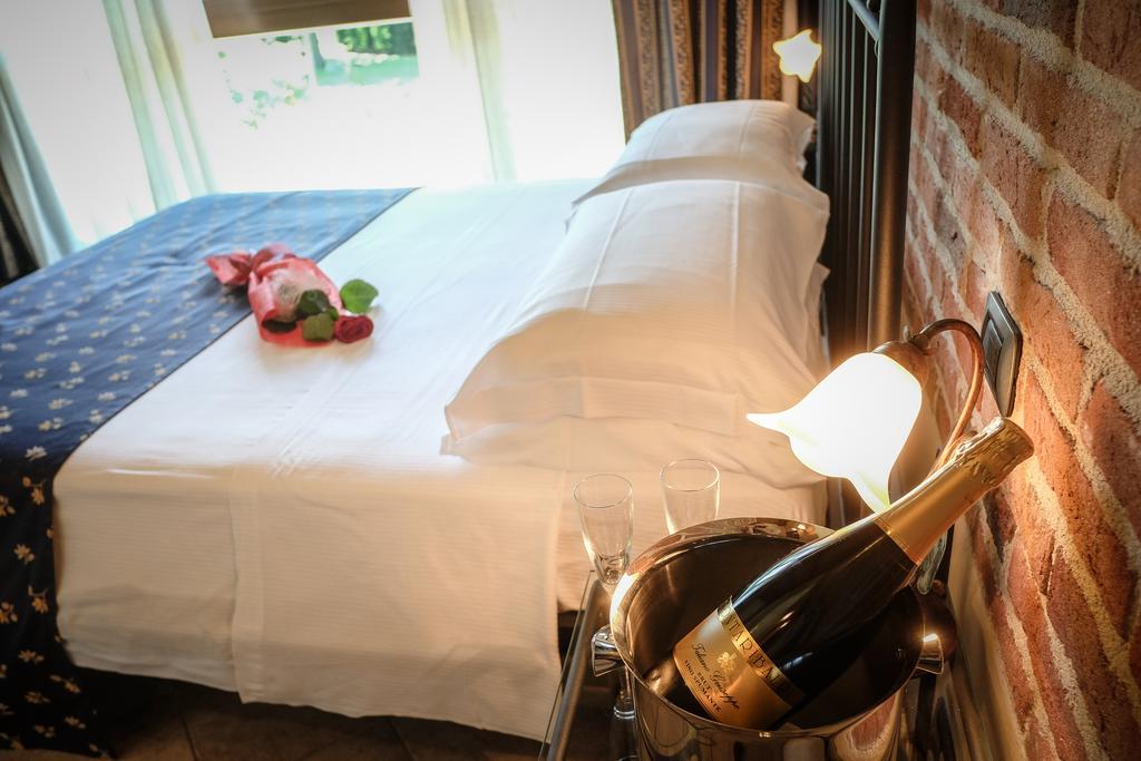 Hotel Le Botti Guarene Eksteriør bilde