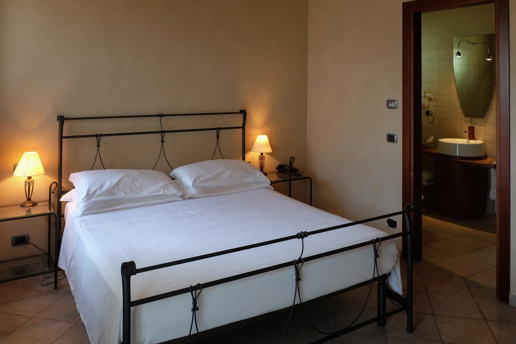 Hotel Le Botti Guarene Eksteriør bilde